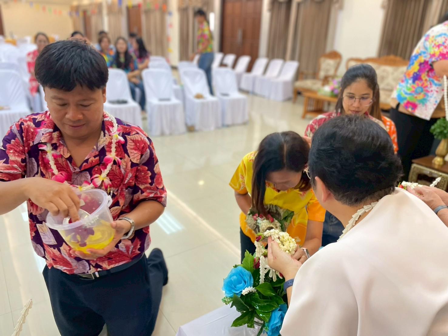 348. วันที่ 26 เมษายน 2568 สาขาการบริหารการศึกษา ได้จัดกิจกรรมรดน้ำดำหัวคณาจารย์ระดับบัณฑิตศึกษา ประจำสาขาการบริหารการศึกษา ณ ห้องประชุมครุร่มสัก 1 ชั้น 3 อาคารคณะครุศาสตร์